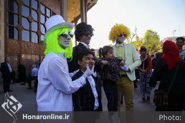 اجرای هنرهای نمایشی در محوطه تئاتر شهر