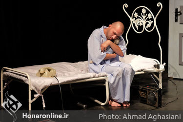 نمایش "خانه نم زده" در تماشاخانه نوفل‌لوشاتو