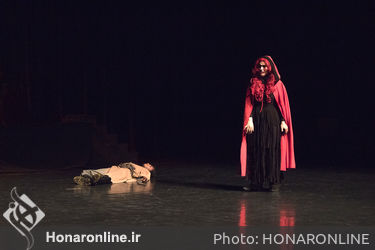 نمایش "دمی در بازار هیزم فروشان" در برج آزادی