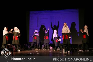 اجرای نمایش «وقتی ما نیستیم» به کارگردانی داوود زارع در بیست و هفتمین جشنواره بین‌المللی تئاتر کودک و نوجوان همدان