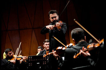 امین غفاری و ارکستر آوای خلیج فارس در تالار وحدت