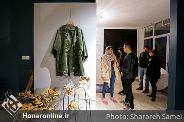 نمایش لباس‌های شقایق عربی به همراه چیدانی از فریدون آو در گالری اردی‌بهشت