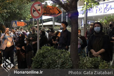 هواداران استاد شجریان مقابل بیمارستان جم پس از شنیدن خبر درگذشت او