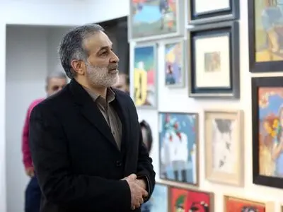 بازدید مدیر کل تجسمی از نمایشگاه «وان+وان+وان+وان میلیون» | تاکید سهرابی بر حمایت‌ همه‌جانبه از فعالیت نگارخانه‌ها