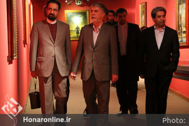 بازدید وزیر ارشاد از نمایشگاه علی اکبر صادقی در موزه هنرهای معاصر