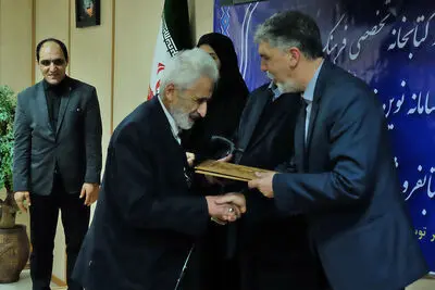 وزیر ارشاد: کتاب‌فروشی‌ها دریچه تنفسی شهر هستند / محسن جوادی: کتاب‌فروشی یکی از حلقه‌های اصلی رساندن محتوا به دست مصرف‌کننده است / تقدیر از 7 کتاب‌فروشی استانی