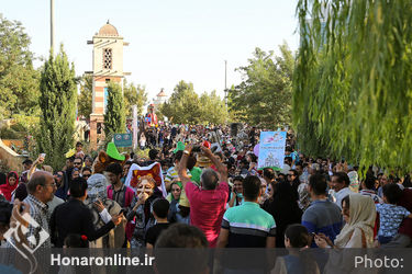 شادپیمایی عروسک‌ها در بوستان آب و آتش‎