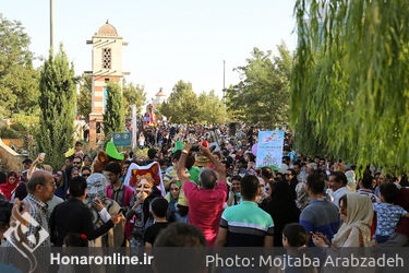 شادپیمایی عروسک‌ها در بوستان آب و آتش‎