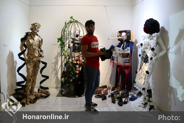 نمایشگاه لباس‌های مفهومی "رو به تهران من" در گالری مستقل تهران