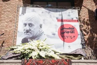  او نگهبان زبان بود و شعر معشوق اصلی‌اش به شمار می‌آمد