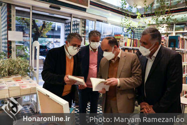 کتابگردی سرپرست معاونت امور هنری در هفته کتاب