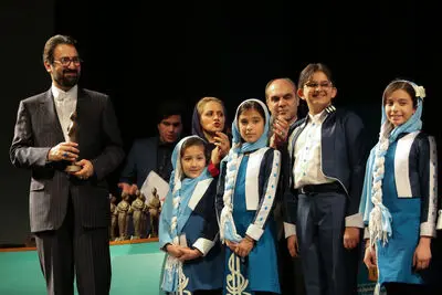 چهارمین جشنواره و جایزه همایون خرم به ایستگاه پایانی رسید / کودکان هنرمند تجلیل شدند