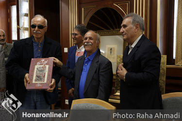 بازدید از کتابخانه آیت الله فاضل خوانساری با حضور جمعی از هنرمندان پیشکسوت به همت صندوق هنر در خوانسار