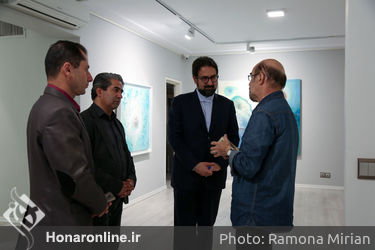 بازدید سیدمحمد مجتبی حسینی از نمایشگاه نقاشی‌های حبیب‌اله صادقی در گالری ساربان