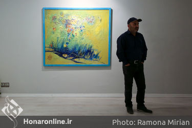 بازدید سیدمحمد مجتبی حسینی از نمایشگاه نقاشی‌های حبیب‌اله صادقی در گالری ساربان