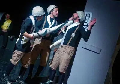 نیمی از "برشت" و نیمی از کارگردان / نگاهی به نمایش "آدم آدم است" حبیب الله دانش