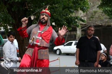 تعزیه خوانی در مقابل مجتمع فرهنگی هنری مهرسان