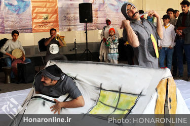 سومین روز اجرای خیابانی سی و هفتمین جشنواره بین المللی تئاتر فجر