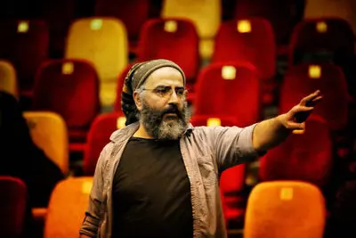 عباس عبدالله‌زاده: نمایش "آکوان دیو" روایتی مدرن از داستانی کهن است / وقتی فردوسی هم دچار چالش می‌شود