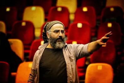 عباس عبدالله‌زاده: نمایش "آکوان دیو" روایتی مدرن از داستانی کهن است / وقتی فردوسی هم دچار چالش می‌شود