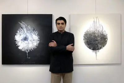 نمایشگاهی بر اساس فلسفه اشراق / تصویر زن فرامادی در "هورخش" / محسن کرمی : هنر اصیل سیاه‌وسفید است
