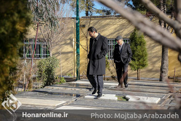 گل‌باران قطعه هنرمندان توسط وزیر ارشاد و معاون هنری وزارت ارشاد