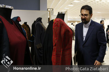 بازدید سید محمدمجتبی حسینی از نمایشگاه هشتمین جشنواره بین‌المللی مد و لباس فجر در چابهار