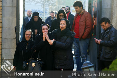 تشییع پیکر دنیا فنی زاده‎ از مقابل خانه سینما