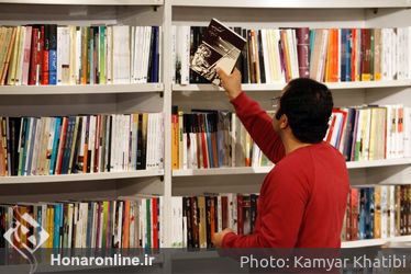 كتابگردي اهالي فرهنگ و هنر در شهركتاب فرشته