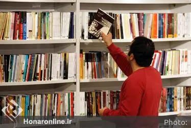 كتابگردي اهالي فرهنگ و هنر در شهركتاب فرشته