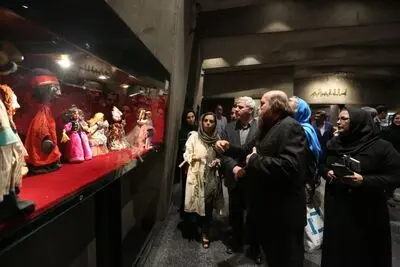 عروسک‌ها از کارتن خوابی نجات پیدا می‌کنند / افتتاح نمایشگاه "عروسک در گذر زمان" در برج آزادی 