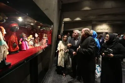 عروسک‌ها از کارتن خوابی نجات پیدا می‌کنند / افتتاح نمایشگاه "عروسک در گذر زمان" در برج آزادی 