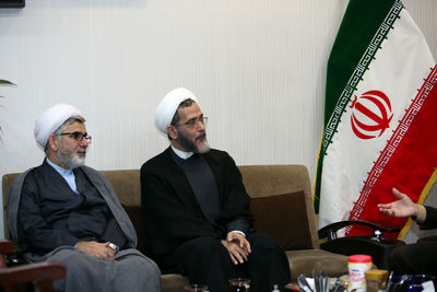 حجت‌الاسلام مازنی: از ثبت دانشنامه تعزیه حمایت می‌کنیم / عضو کمیسیون فرهنگی مجلس پای ترنای نمایشگران آئینی و سنتی نشست