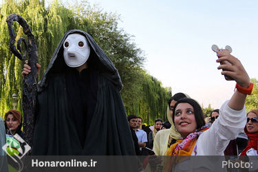 شادپیمایی عروسک‌ها در بوستان آب و آتش‎