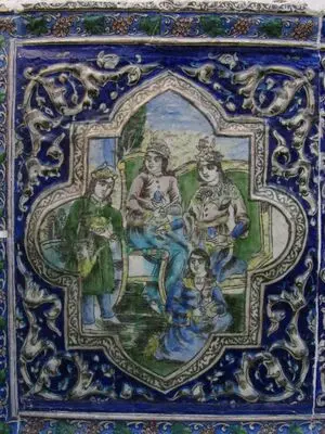 نمونه ای از کاشی های موزه مقدم