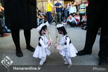 اجرای هنرهای نمایشی در محوطه تئاتر شهر