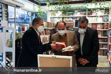 کتابگردی سرپرست معاونت امور هنری در هفته کتاب