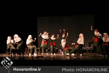 اجرای نمایش «وقتی ما نیستیم» به کارگردانی داوود زارع در بیست و هفتمین جشنواره بین‌المللی تئاتر کودک و نوجوان همدان