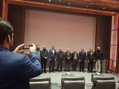 پیشنهاد تماشای یک مستند به وزیر امور خارجه
