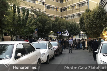 هواداران استاد شجریان مقابل بیمارستان جم پس از شنیدن خبر درگذشت او