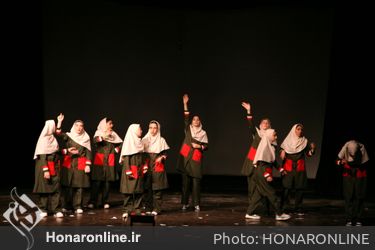 اجرای نمایش «وقتی ما نیستیم» به کارگردانی داوود زارع در بیست و هفتمین جشنواره بین‌المللی تئاتر کودک و نوجوان همدان