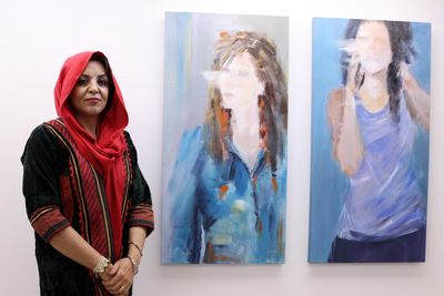 رنگ‌های اصفهان در فیگورهای پرقدرت / روایت سهیلا حقیقت از نمایشگاه "رنگ زندگی" در گالری والی