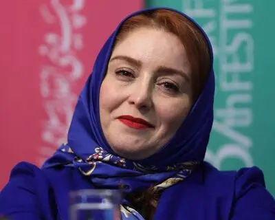 ژاله صامتی به همراه فرزندش روی صحنه می‌رود