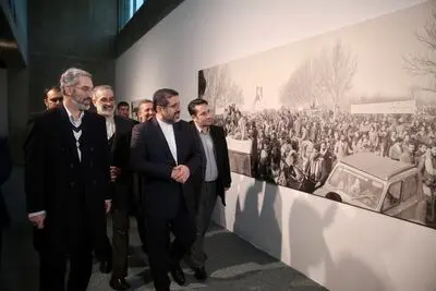 دیدار با تهران سال ۵۷ در موزه هنرهای معاصر | «آینه در آینه ۲» افتتاح شد