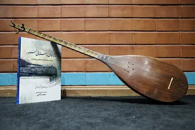 از مقام‌نوازی تا تصنیف‌خوانی در کنسرت گروه واله / کتاب "ته‌رزهای باستانی تنبور" رونمایی شد