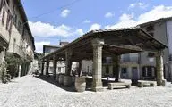 عکس روز: حراج گیتار جری گارسیا، اثری از هنرمند ایتالیایی، روستای زیبایی در فرانسه و ... 